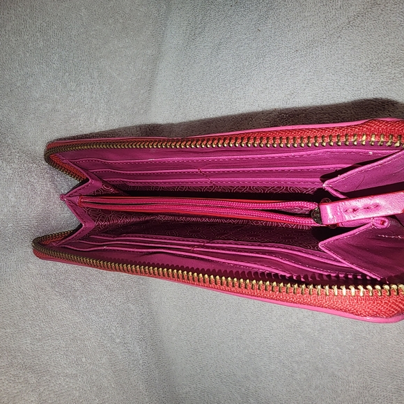 Stella and Dot Red Wallet with Leather Texture Zipper Closure - Picture 3 of 8